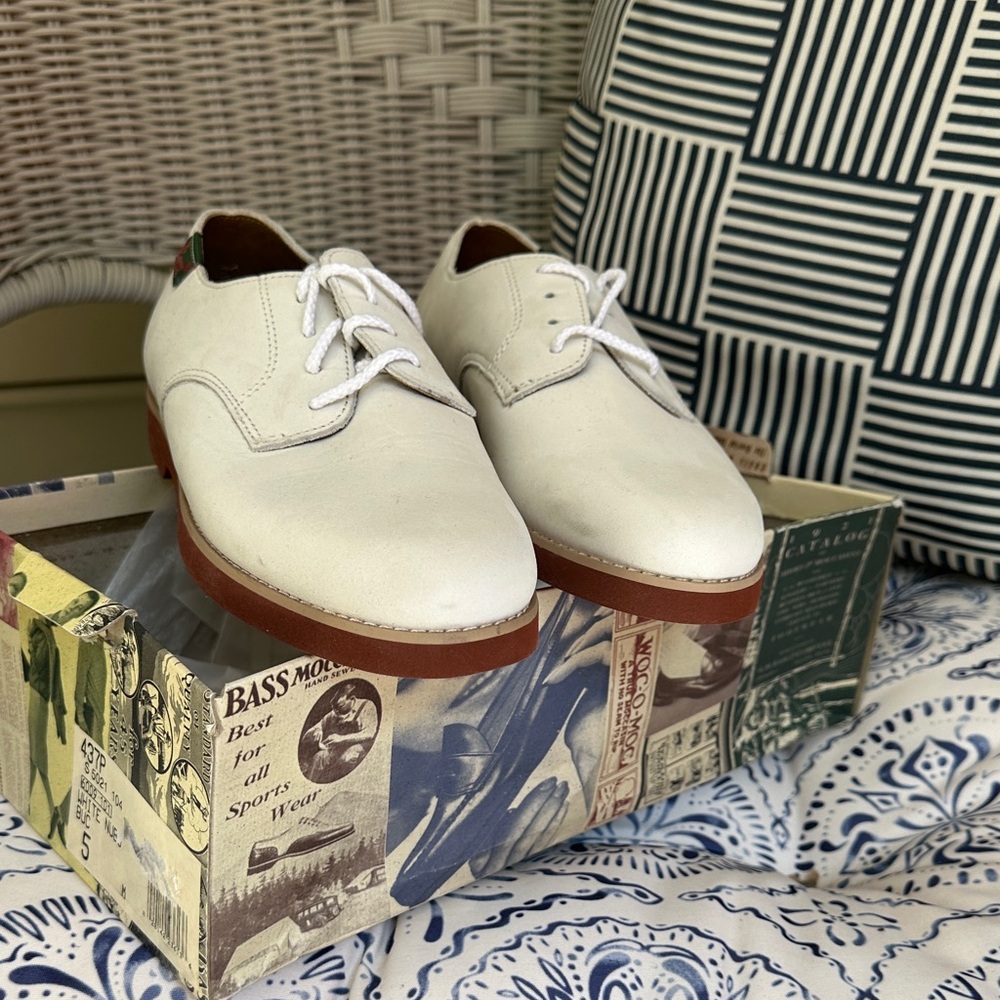 Bass Classic White Nubuck Boy’s/Men’s Shoes - size 5 men’s - fits women’s size 6